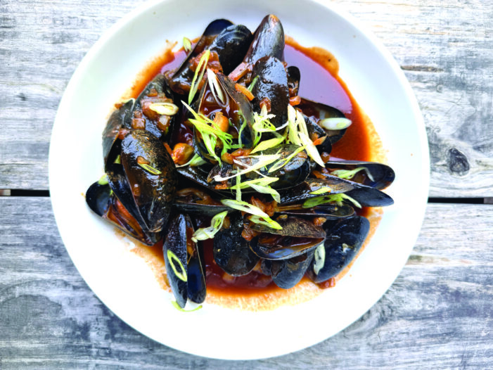 Beer-Barbecue Mussels with Garlic Bread